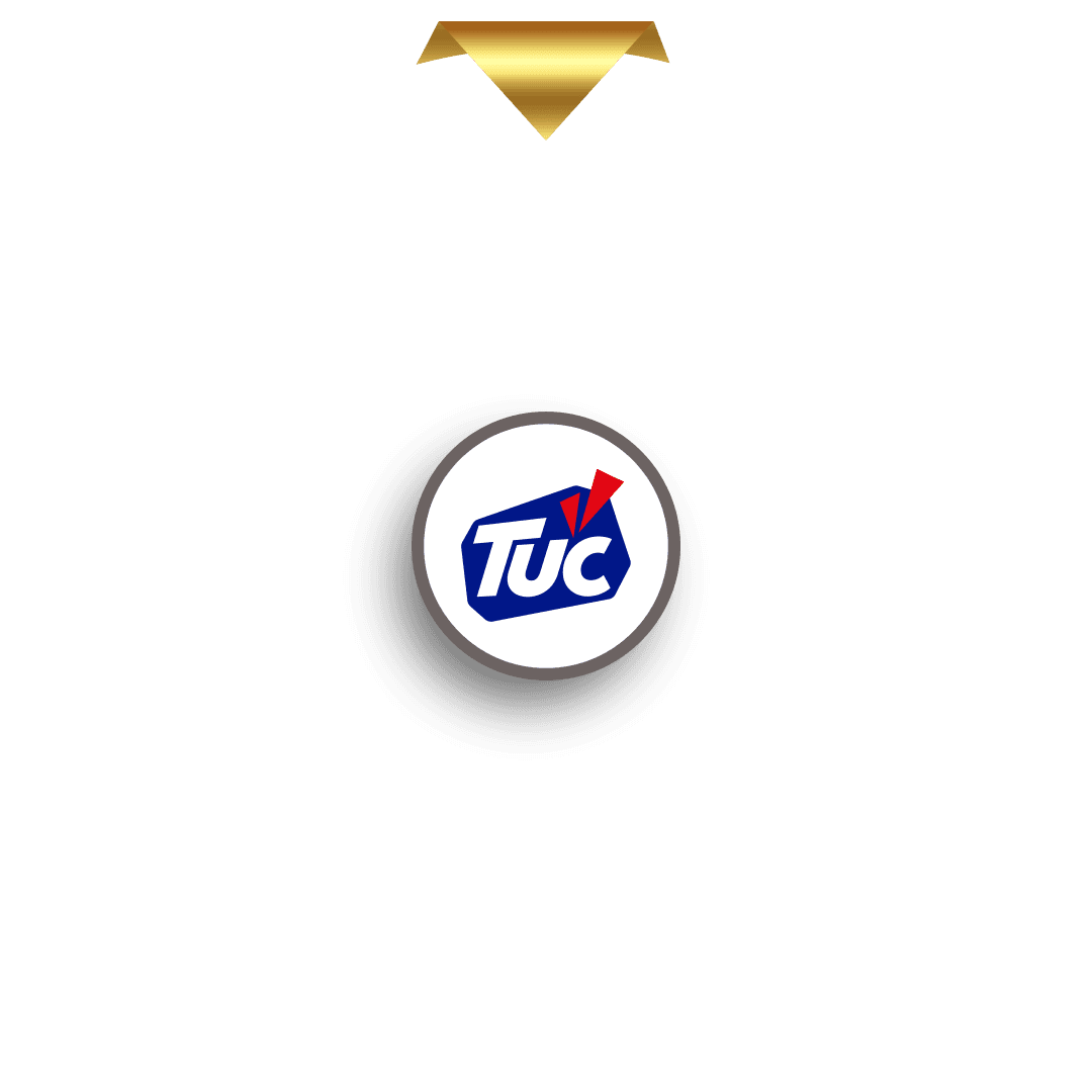 Kultainen, alaspäin suuntautuvan kolmion muotoinen osoitin on sijoitettu pyöreän merkin yläpuolelle, jonka keskellä on tyylitelty, kimaltava kultainen M-kirjain. Merkki heittää varjon, ja se on suunniteltu kohdistettavaksi palkintopyörän yläosaan (ei kuvassa).